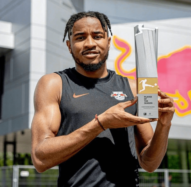 关于今晚里昂备战德国杯，主帅复盘细节曝光，话题不断，轮换策略成焦点的信息