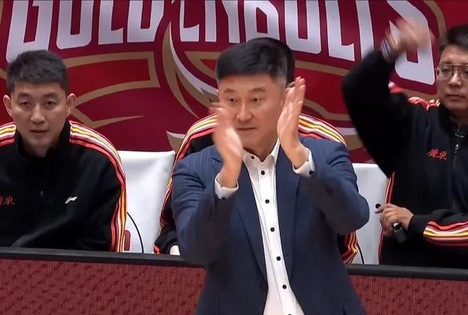 关于今夜体能课后，广州队更衣室发声备战CBA常规赛，球迷炸锅，赛程密集仍需轮换的信息