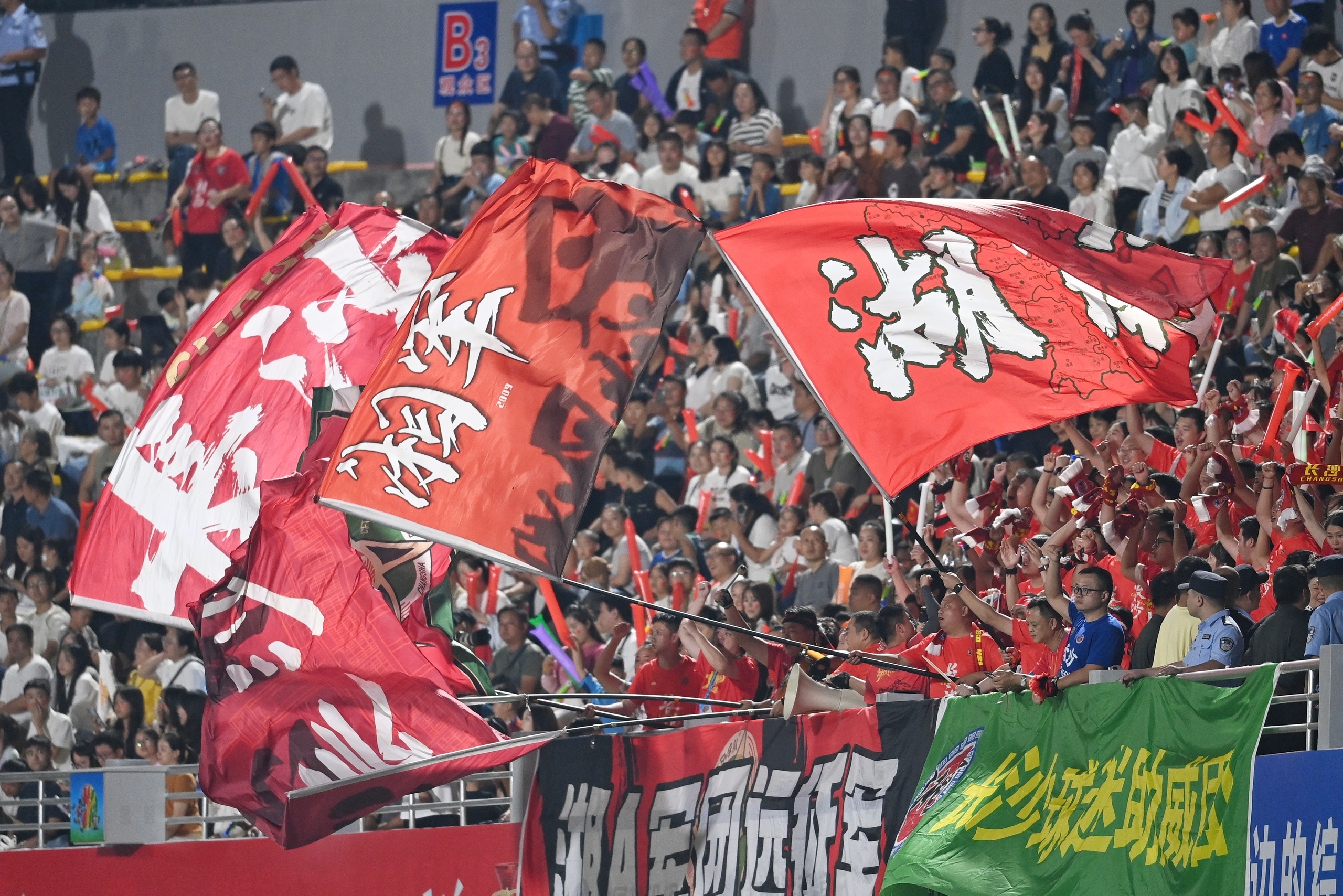 里尔战术微调备战意甲上海海港围绕西甲回应争议，连对手都承认：葡萄牙体育今夜防线松动